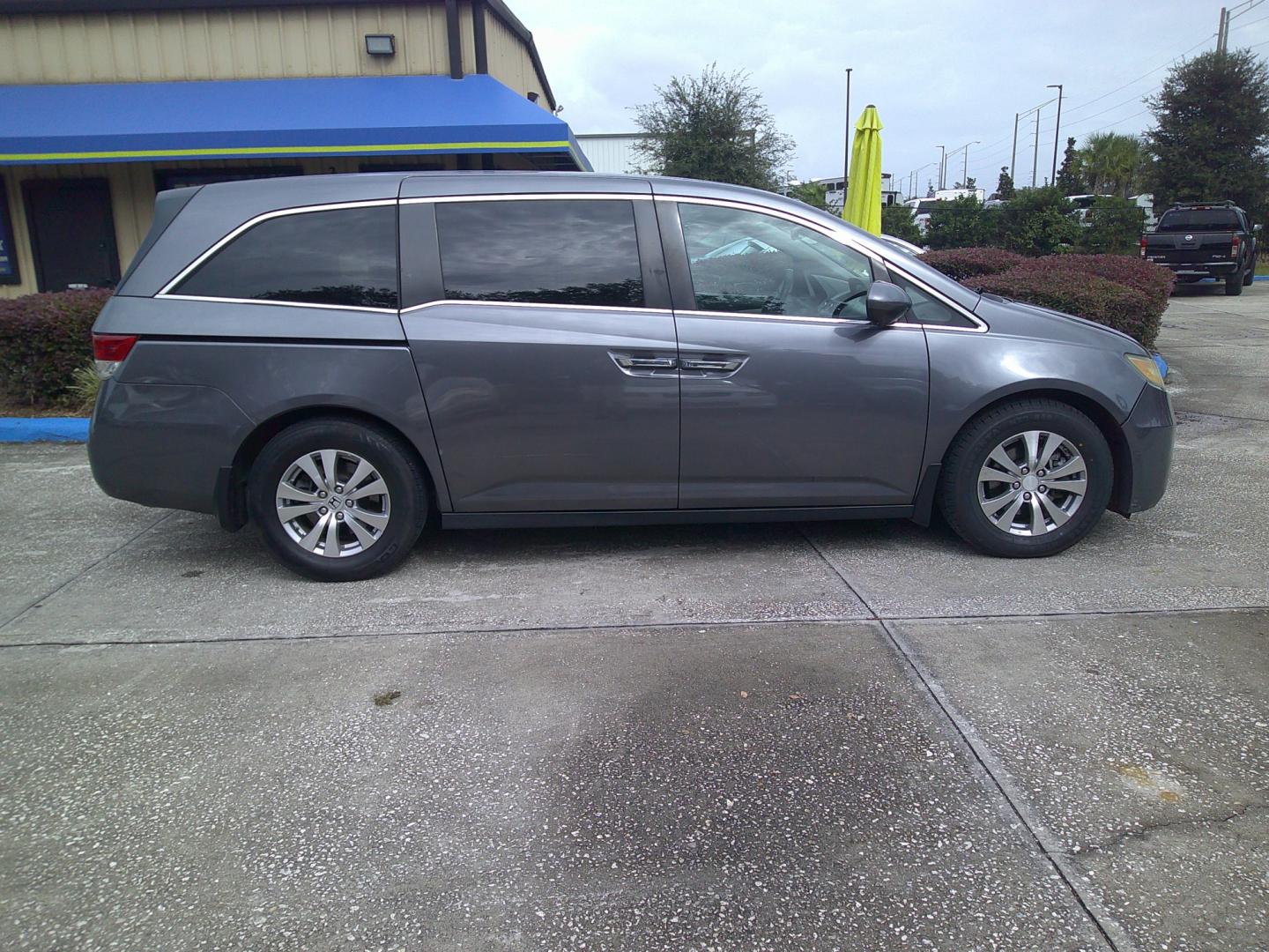 2015 GRAY HONDA ODYSSEY (5FNRL5H49FB) , located at 1200 Cassat Avenue, Jacksonville, FL, 32205, (904) 695-1885, 30.302404, -81.731033 - Photo#2